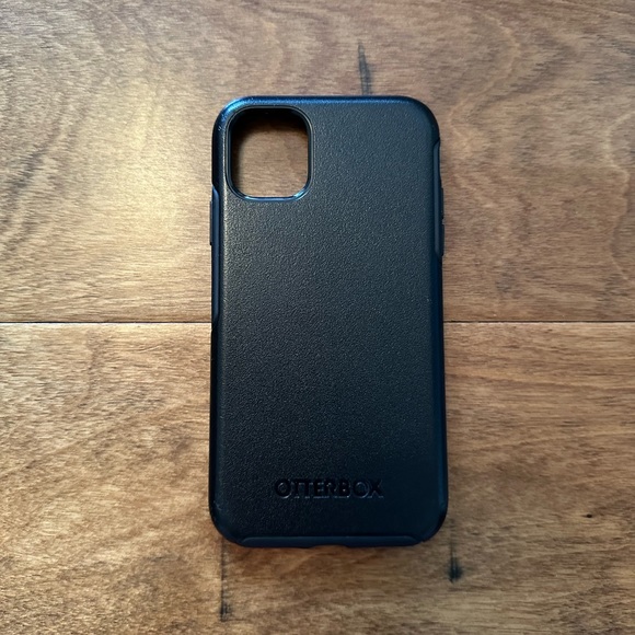 iPhone 11 cases - Otterbox Symmetry and silicon case - Picture 2 of 3